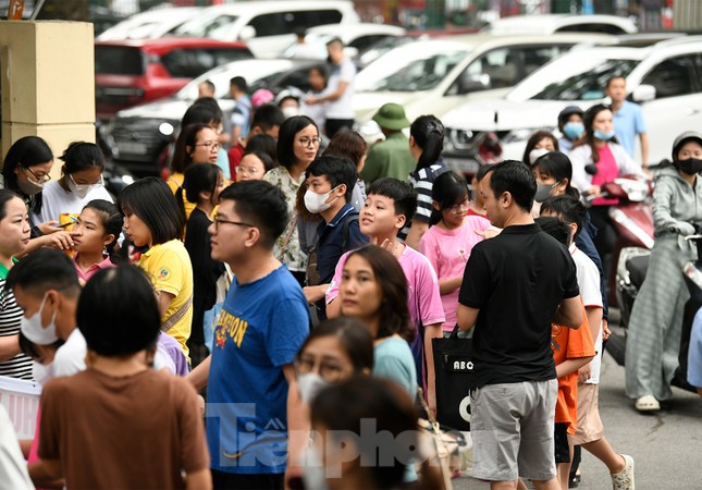&apos;Nghẹt thở&apos; đua vào Trường Nguyễn Tất Thành, 1 chọi 18 ảnh 5