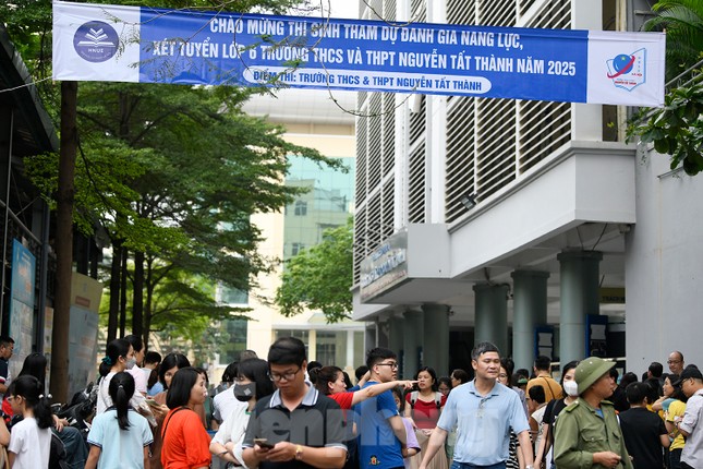 &apos;Nghẹt thở&apos; đua vào Trường Nguyễn Tất Thành, 1 chọi 18 ảnh 6