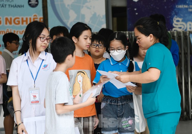 &apos;Nghẹt thở&apos; đua vào Trường Nguyễn Tất Thành, 1 chọi 18 ảnh 13