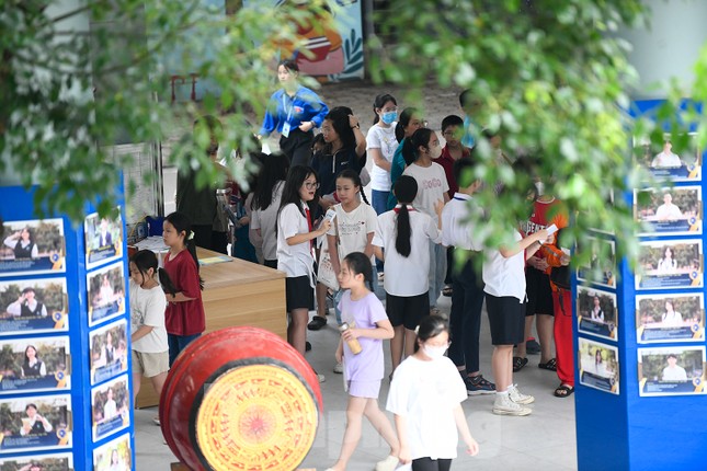 &apos;Nghẹt thở&apos; đua vào Trường Nguyễn Tất Thành, 1 chọi 18 ảnh 3