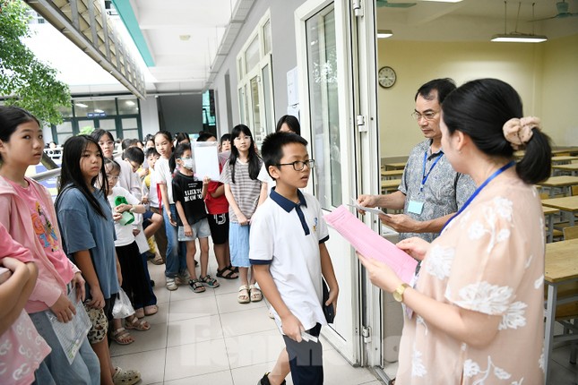 &apos;Nghẹt thở&apos; đua vào Trường Nguyễn Tất Thành, 1 chọi 18 ảnh 11
