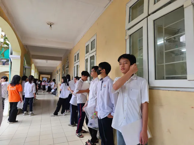 Gần 103.000 thí sinh Hà Nội làm bài Ngữ văn vào lớp 10: Cập nhật đề thi, giải đề ảnh 6