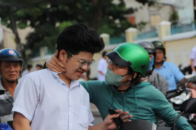 Sỹ tử, thầy chùa, chiến sỹ... những khoảnh khắc lặng người trong mùa thi tốt nghiệp ảnh 3