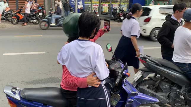 Sỹ tử, thầy chùa, chiến sỹ... những khoảnh khắc lặng người trong mùa thi tốt nghiệp ảnh 4
