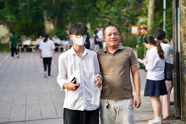 Sỹ tử, thầy chùa, chiến sỹ... những khoảnh khắc lặng người trong mùa thi tốt nghiệp ảnh 5