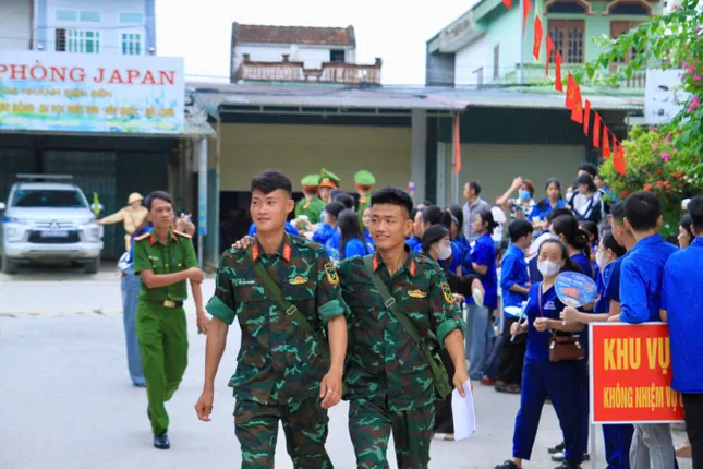 Sỹ tử, thầy chùa, chiến sỹ... những khoảnh khắc lặng người trong mùa thi tốt nghiệp ảnh 14