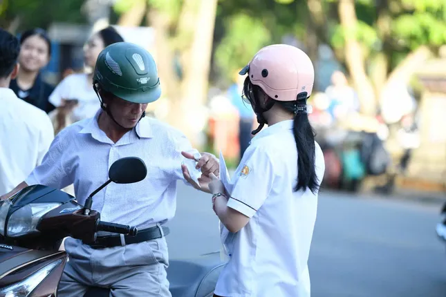 Sỹ tử, thầy chùa, chiến sỹ... những khoảnh khắc lặng người trong mùa thi tốt nghiệp ảnh 8