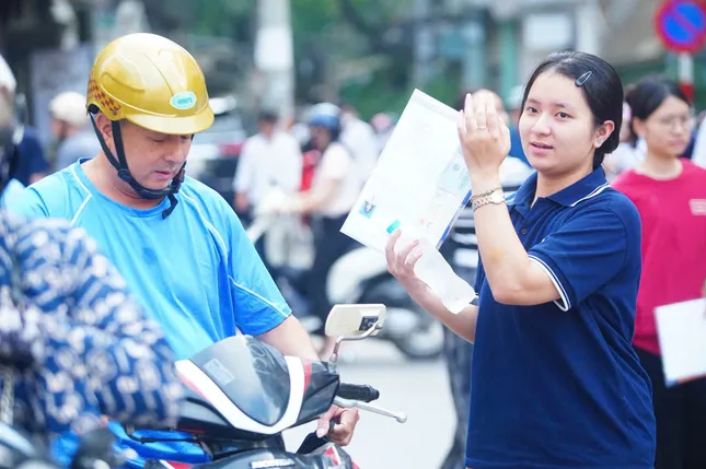 Sỹ tử, thầy chùa, chiến sỹ... những khoảnh khắc lặng người trong mùa thi tốt nghiệp ảnh 2