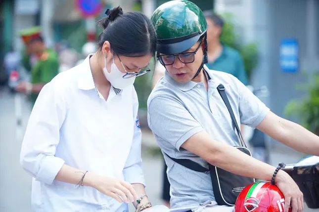 Sỹ tử, thầy chùa, chiến sỹ... những khoảnh khắc lặng người trong mùa thi tốt nghiệp ảnh 1