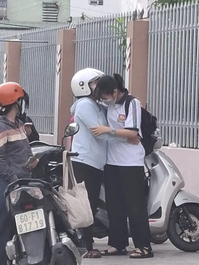 Sỹ tử, thầy chùa, chiến sỹ... những khoảnh khắc lặng người trong mùa thi tốt nghiệp ảnh 10