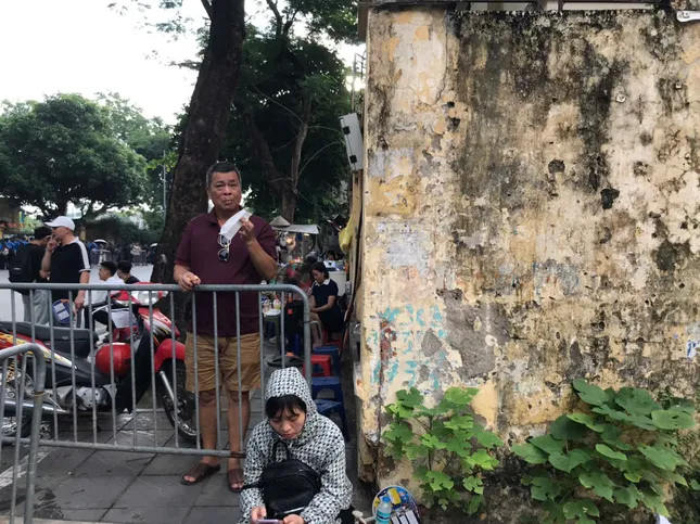 Sỹ tử, thầy chùa, chiến sỹ... những khoảnh khắc lặng người trong mùa thi tốt nghiệp ảnh 12