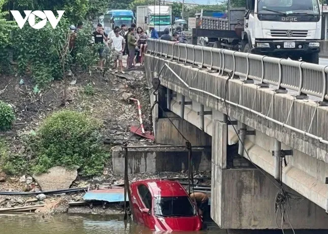 4 người thoát nạn khi xe ô tô lao xuống sông ảnh 1