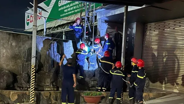 Giải cứu người đàn ông mắc kẹt trên biển quảng cáo cao 15m ảnh 3
