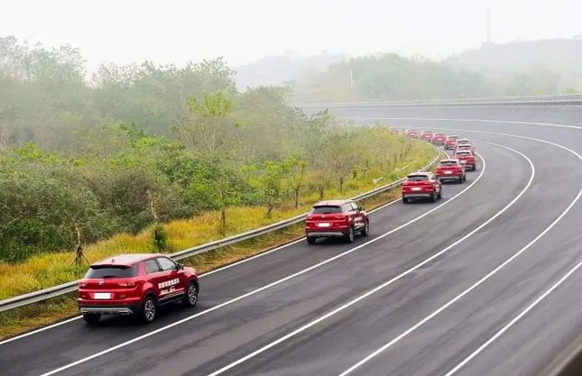 Hãng xe Trung Quốc lập kỷ lục với đoàn diễu hành xe tự động lái ảnh 1