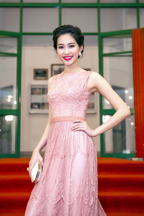 Hoa hậu Thu Thảo đẹp mong manh tựa tiên nữ ảnh 2