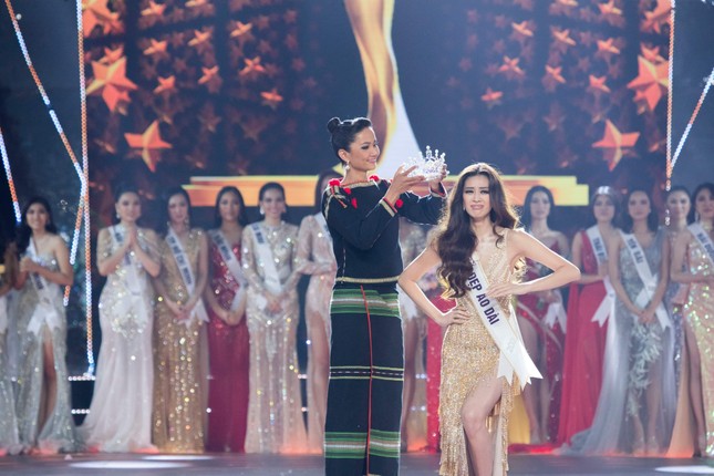 Nguyễn Trần Khánh Vân đăng quang Hoa hậu Hoàn vũ Việt Nam 2019 ảnh 2