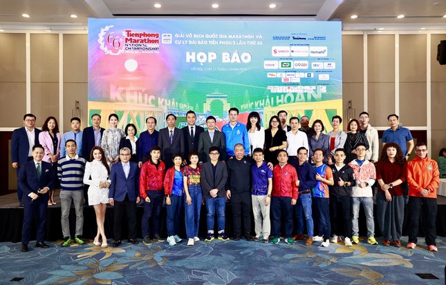 Thí sinh Hoa hậu Việt Nam tham gia nhiều hoạt động tại Giải Vô địch Quốc gia Marathon và cự ly dài báo Tiền Phong ảnh 1