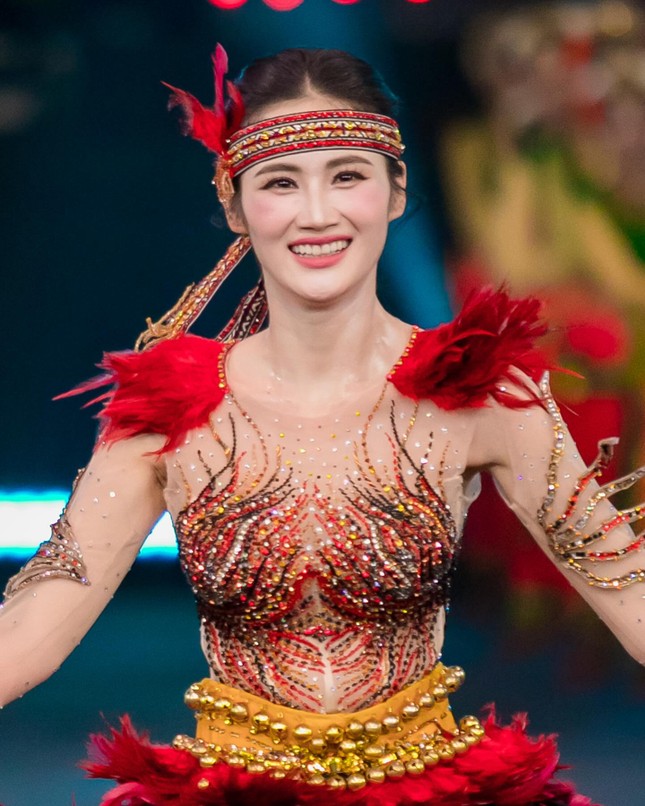Ý Nhi nói tiếng Anh trên truyền hình Ấn Độ ảnh 1