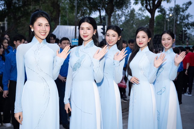 Phần thưởng cho ai đặt câu hỏi ứng xử ở chung kết Hoa hậu Việt Nam ảnh 2