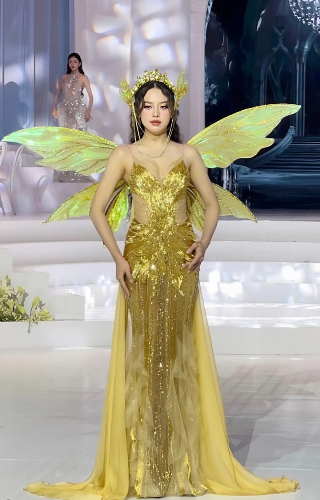 Thanh Thủy gặp sự cố trên sàn catwalk ảnh 2