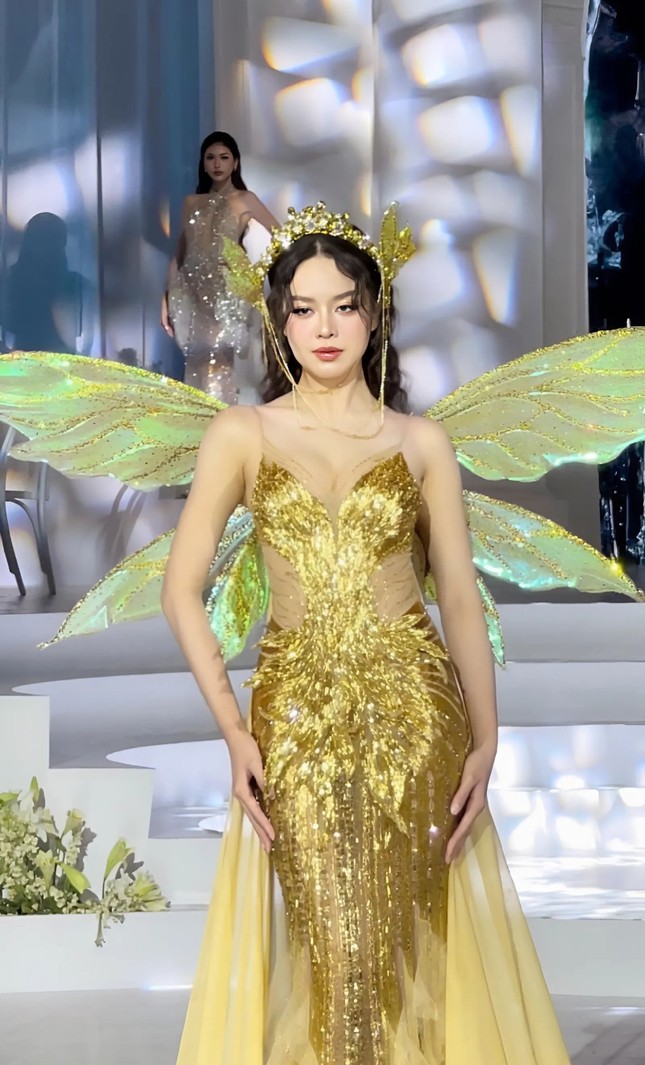Thanh Thủy gặp sự cố trên sàn catwalk ảnh 1