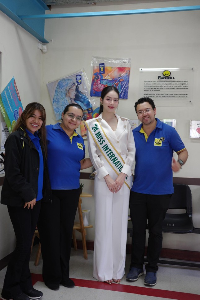 Thanh Thủy học ngôn ngữ ký hiệu của trẻ em khiếm thính ảnh 2