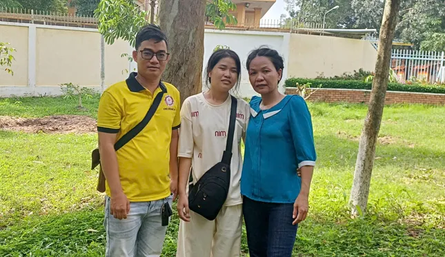 Đeo bảng đi tìm mẹ suốt 3 tháng giữa TPHCM, cô gái 18 tuổi vỡ òa khi đoàn tụ ảnh 4
