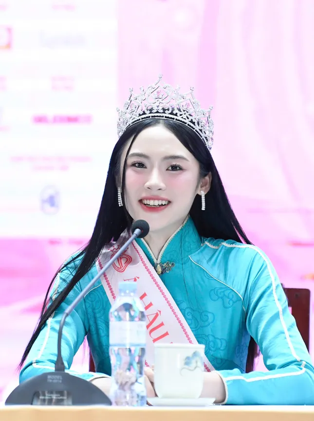 Hoa hậu Hà Trúc Linh: 'Nhiều bạn học người dân tộc thiểu số nhắn tin chúc mừng tôi' ảnh 7