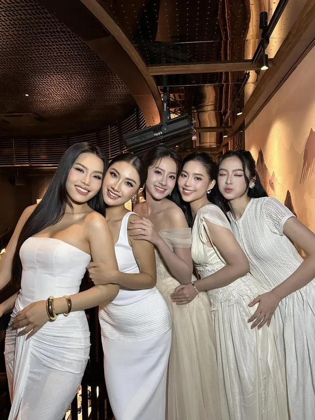 Bức ảnh gây sốt của Hoa hậu Hà Trúc Linh và Á hậu Châu Anh, Vân Nhi ảnh 1