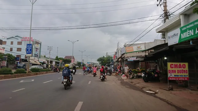 Từ vụ tai nạn thảm khốc ở Đắk Nông: Buôn bán lấn chiếm lòng lề đường bất chấp hiểm nguy ảnh 3