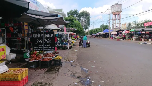 Từ vụ tai nạn thảm khốc ở Đắk Nông: Buôn bán lấn chiếm lòng lề đường bất chấp hiểm nguy ảnh 2