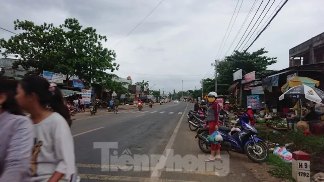 Từ vụ tai nạn thảm khốc ở Đắk Nông: Buôn bán lấn chiếm lòng lề đường bất chấp hiểm nguy ảnh 4