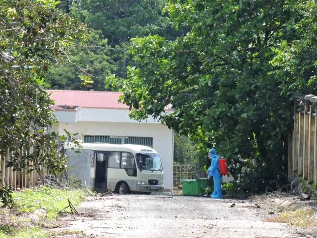 Đắk Lắk: Ca mắc COVID-19 và người nghi ngờ được chuyển đến nơi cách ly mới ảnh 9