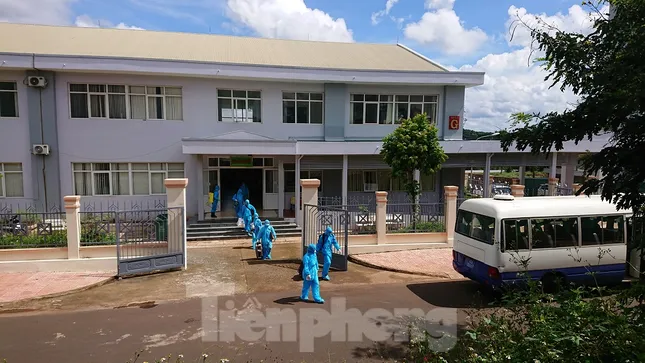Đắk Lắk: Ca mắc COVID-19 và người nghi ngờ được chuyển đến nơi cách ly mới ảnh 10