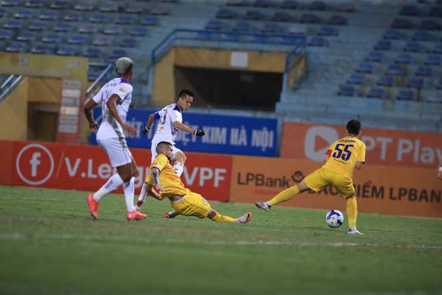 Văn Quyết lập cú đúp, CLB Hà Nội áp sát tốp 3 ảnh 8