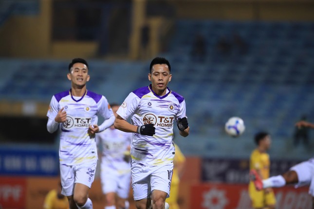 Văn Quyết lập cú đúp, CLB Hà Nội áp sát tốp 3 ảnh 10
