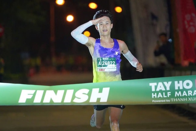 Vượt qua Kiplimo, Nguyễn Trung Cường phá kỷ lục tại giải bán marathon Tây Hồ ảnh 1