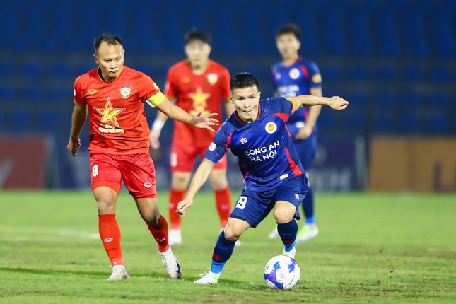 Thua đậm CAHN, Quảng Nam bấp bênh trong cuộc đua trụ hạng ảnh 19
