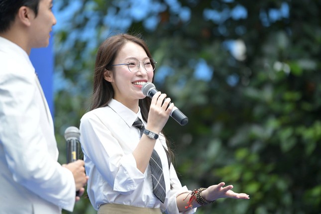 MC Khánh Vy và những chia sẻ thú vị trong Ngày hội tuyển sinh khối các ngành Khoa học và Công nghệ ảnh 1