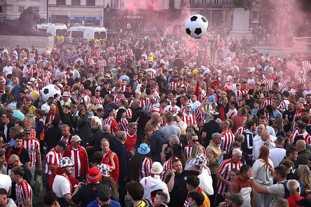 Sunderland trở lại Ngoại hạng Anh nhờ bàn thắng phút bù giờ của cầu thủ 19 tuổi ảnh 41