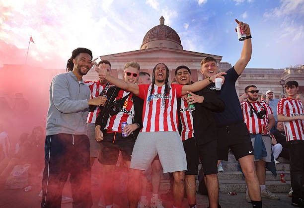Sunderland trở lại Ngoại hạng Anh nhờ bàn thắng phút bù giờ của cầu thủ 19 tuổi ảnh 38