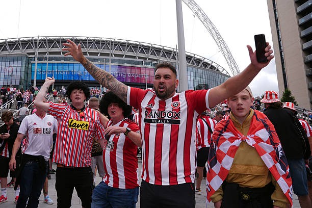 Sunderland trở lại Ngoại hạng Anh nhờ bàn thắng phút bù giờ của cầu thủ 19 tuổi ảnh 36