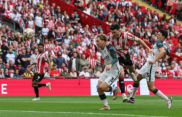 Sunderland trở lại Ngoại hạng Anh nhờ bàn thắng phút bù giờ của cầu thủ 19 tuổi ảnh 31