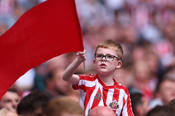 Sunderland trở lại Ngoại hạng Anh nhờ bàn thắng phút bù giờ của cầu thủ 19 tuổi ảnh 15