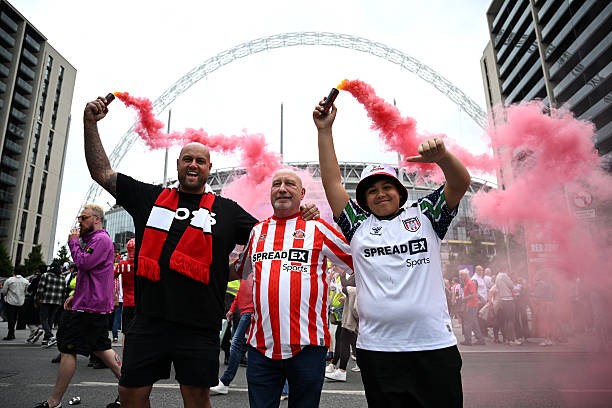 Sunderland trở lại Ngoại hạng Anh nhờ bàn thắng phút bù giờ của cầu thủ 19 tuổi ảnh 40