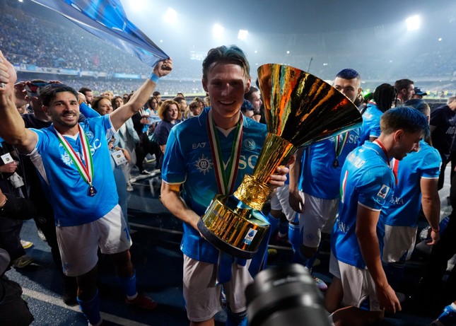 Trong khi MU trắng tay, những người bị họ ruồng bỏ giúp Napoli đoạt scudetto ảnh 1
