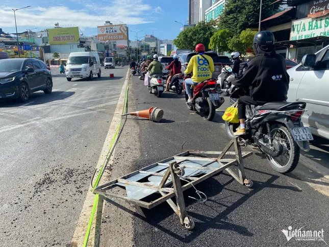 Người dân xô ngã rào chắn, tùy tiện vào đường 4.800 tỷ đồng để né kẹt xe ảnh 3