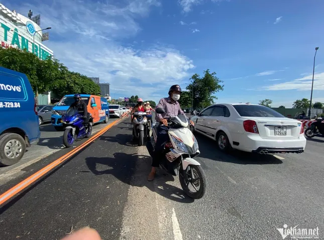 Người dân xô ngã rào chắn, tùy tiện vào đường 4.800 tỷ đồng để né kẹt xe ảnh 2