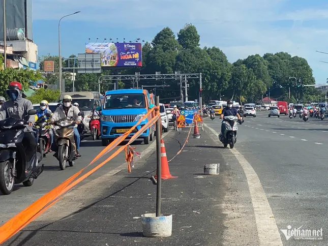 Người dân xô ngã rào chắn, tùy tiện vào đường 4.800 tỷ đồng để né kẹt xe ảnh 1
