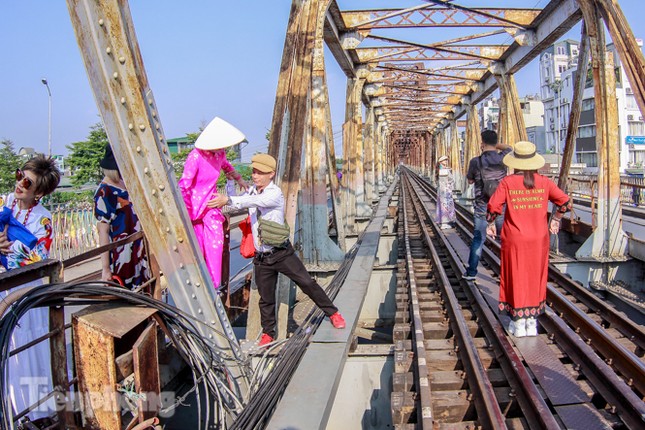 Ngăn khách chui vào đường ray chụp ảnh, Hà Nội rào lại cầu Long Biên ảnh 1